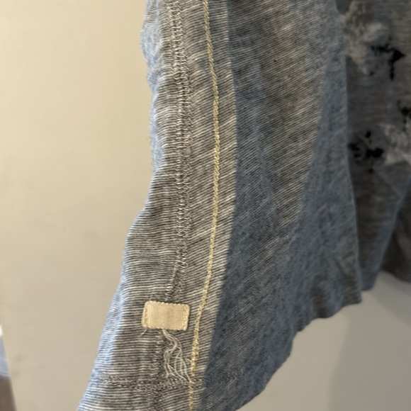 LABEL+thread Large Graphic Rebel V-neck Grey T-shirt with Stars detail - Picture 5 of 7